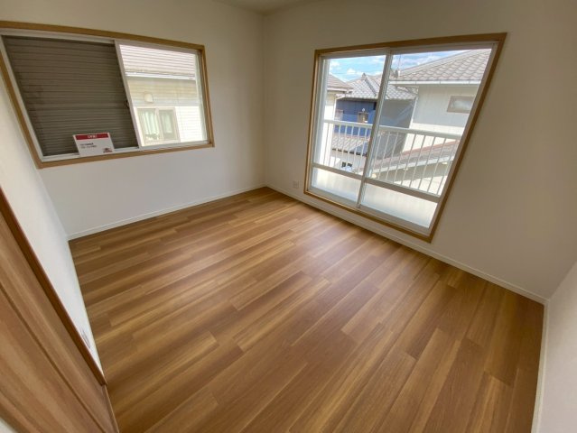 平子町長池上の洋室