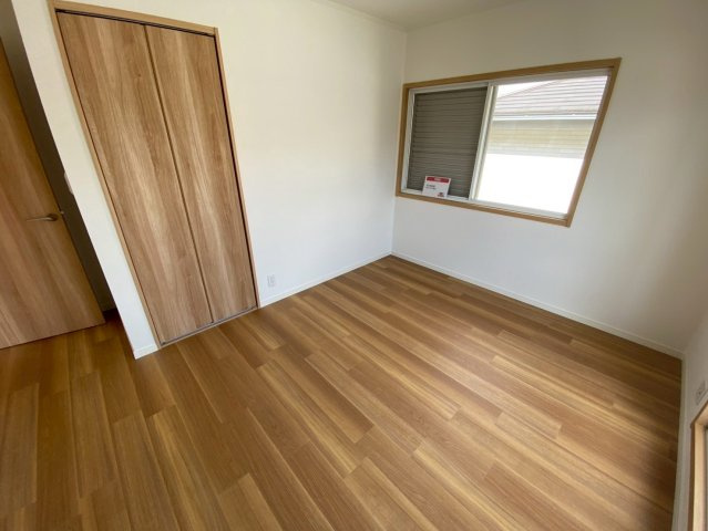 平子町長池上の洋室