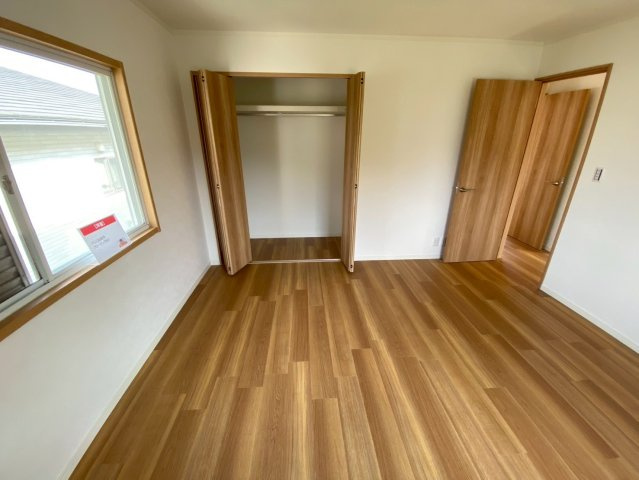 平子町長池上の洋室