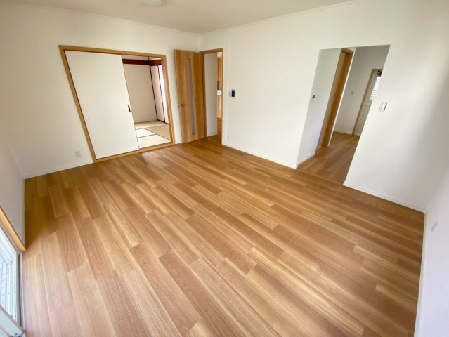 平子町長池上の居間・リビング