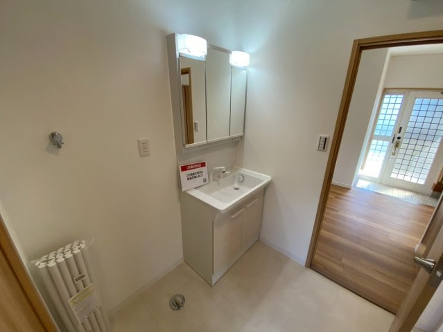 平子町長池上の独立洗面台|独立洗面台、小物を置くことができて便利です