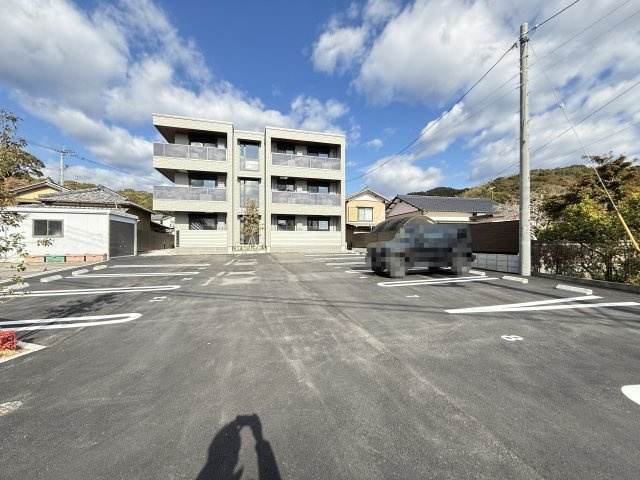 シャーメゾン サン ファルカスの駐車場