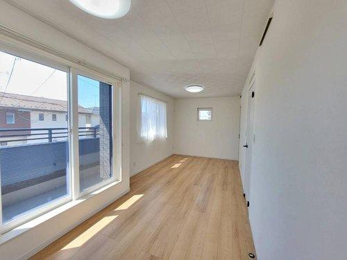鹿沼市栄町の洋室|〇9.7帖洋室〇
バルコニー面するウォークインクローゼット付き主寝室！たっぷりの収納スペースで住空間もスッキリ広々します♪
2025年4月撮影