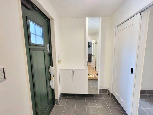 鹿沼市栄町の玄関|〇玄関〇
広い玄関ホールに靴などの収納スペースが付いた間取り♪扉が鏡になっているので、お出かけ前の身だしなみチェックもできます（＾＾）
2025年4月撮影