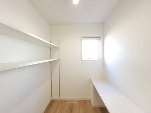 鹿沼市栄町のキッチン|○ママコーナー○
キッチン横にはカウンター付きの家事スペースがございます（＾＾）レシピを考えたり、アイロンがけなどもできる、便利なスペースです♪
2025年4月撮影