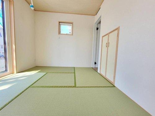 鹿沼市栄町の和室|〇和室〇
日差しが注ぎ、心地よい空間です。リビングを通らずに入ることができるので、来客用のお部屋としてご活用いただけます（＾＾）
2025年4月撮影