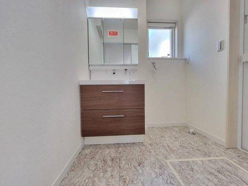 鹿沼市栄町の洗面所|〇洗面所〇
明るい洗面脱衣室♪小窓があるので、換気もしっかりできます（＾＾）
2025年4月撮影