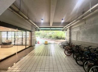 【その他共用部分】 | 屋根付きの駐輪場となっていますので、雨の日でも大切な自転車が濡れずに済みます。