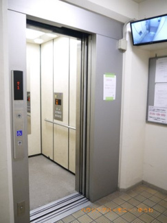 【その他共用部分】 | 階段移動の手間を省く現代の必需設備です。