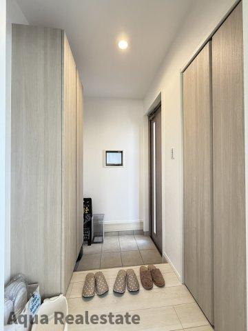 オール電化デザイナーズハウス高松市木太町建売の玄関|同タイプです。散らかりがちな玄関もスッキリ片付けるシューズボックスです。