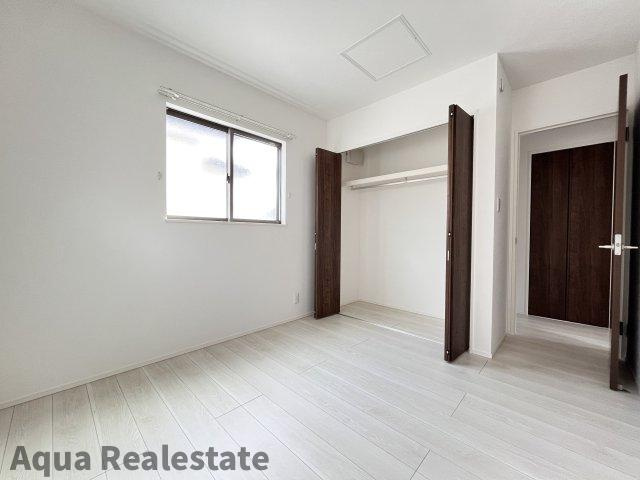 オール電化デザイナーズハウス高松市木太町建売の前面道路含む現地写真|同タイプです。寝室にもご利用いただける居室スペースです。