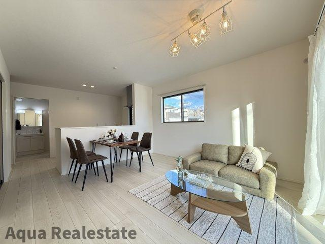 オール電化デザイナーズハウス高松市木太町建売の居間・リビング|同タイプです。リビングダイニングになります。ご家族揃っての素敵な空間になりそうですね。