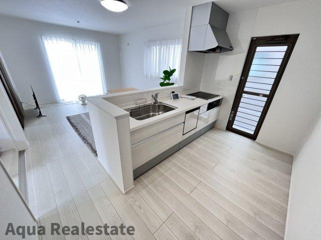 オール電化デザイナーズハウス高松市木太町建売のキッチン|同タイプです。お食事中もキッチンの奥様との会話が楽しめるダイニングキッチンスペース。