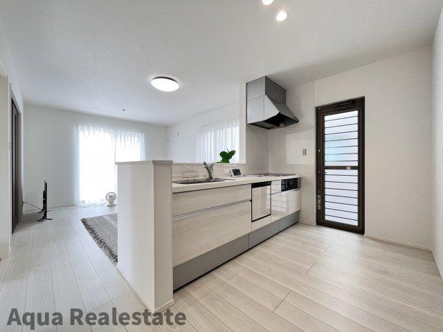 オール電化デザイナーズハウス高松市木太町建売のキッチン|同タイプです。作業スペースが広く家事動線をゆったりと確保できるキッチンです。