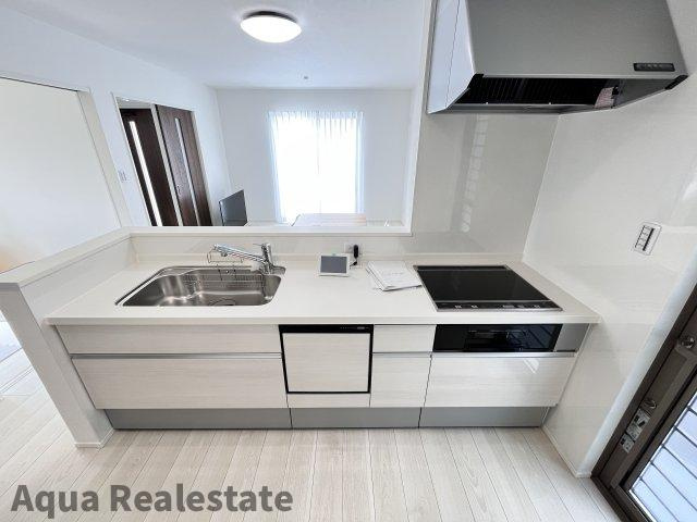 オール電化デザイナーズハウス高松市木太町建売のキッチン|同タイプです。作業スペースが広く家事動線をゆったりと確保できるキッチンです。