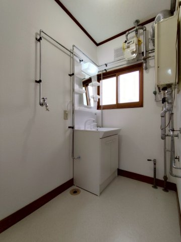 桜ヶ岡1丁目8-7借家の洗面所