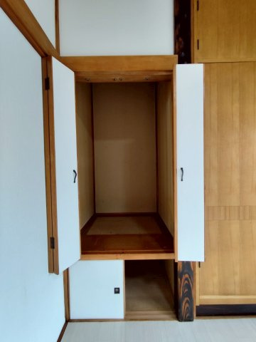 桜ヶ岡1丁目8-7借家の収納