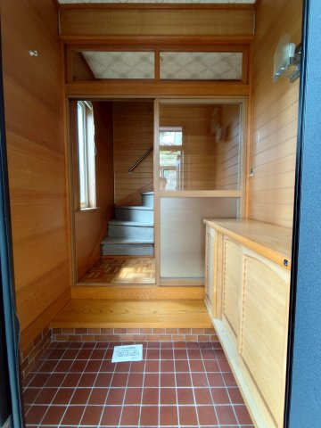 桜ヶ岡1丁目8-7借家の玄関