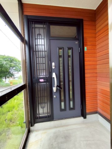 桜ヶ岡1丁目8-7借家の玄関