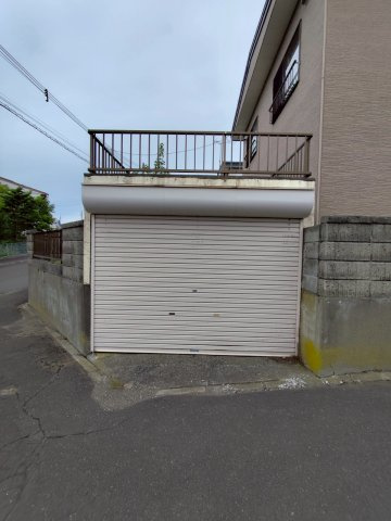 桜ヶ岡1丁目8-7借家の駐車場