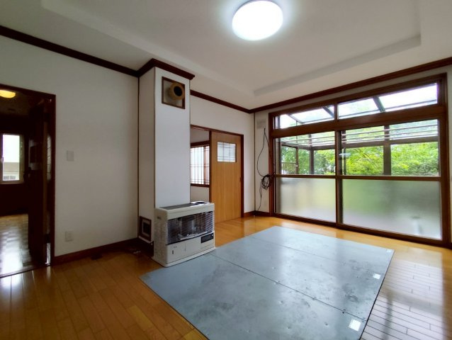 桜ヶ岡1丁目8-7借家の居間・リビング