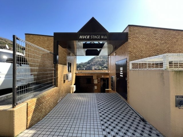 ナイスステージ葉山　3階　低層マンションの外観|エントランス