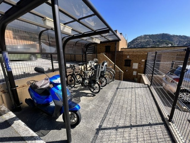 ナイスステージ葉山　3階　低層マンションの駐輪場