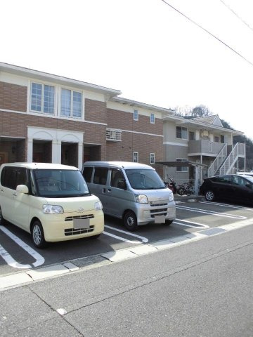 アルファ　スリーの駐車場