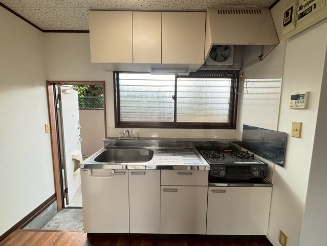 いずみハイツ石原Ⅰのキッチン|コンパクトなキッチンで掃除もラクラク