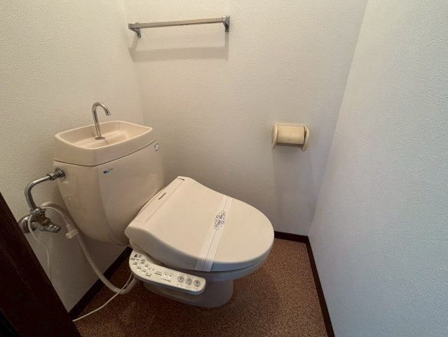 いずみハイツ石原Ⅰのトイレ|落ち着いた色調のトイレです