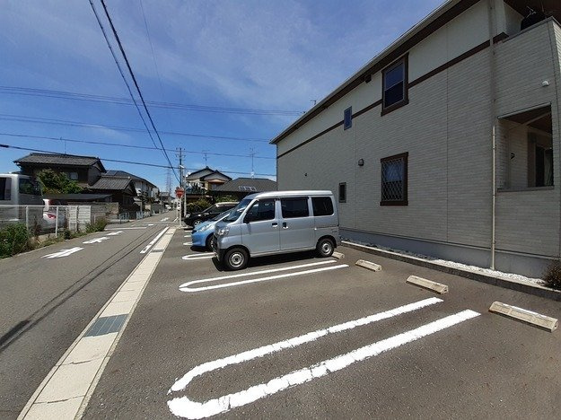 リヴェールの駐車場