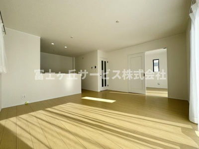 【居間・リビング】 | 静岡市葵区新伝馬3丁目 3期 新築一戸建て B号棟 | リビングダイニングです