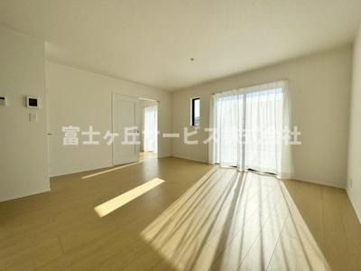 【居間・リビング】 | 静岡市葵区新伝馬3丁目 3期 新築一戸建て B号棟 | リビングです