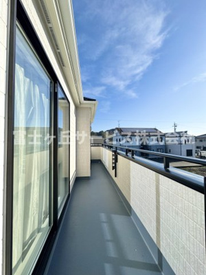 【バルコニー】 | 静岡市葵区新伝馬3丁目 3期 新築一戸建て B号棟 | 陽当たり良好なバルコニーです