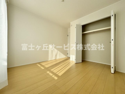 【洋室】 | 静岡市葵区新伝馬3丁目 3期 新築一戸建て B号棟 | 収納もある洋室です