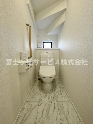 【トイレ】 | 静岡市葵区新伝馬3丁目 3期 新築一戸建て B号棟 | 1Fトイレです