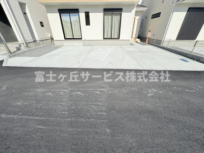 【駐車場】 | 静岡市葵区新伝馬3丁目 3期 新築一戸建て B号棟 | 車種により3台駐車可能です