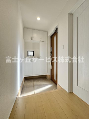 【玄関】 | 静岡市葵区新伝馬3丁目 3期 新築一戸建て B号棟 | 収納もある玄関です