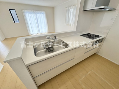 【キッチン】 | 静岡市葵区新伝馬3丁目 3期 新築一戸建て B号棟 | 広々としていてお料理がしやすいキッチンです