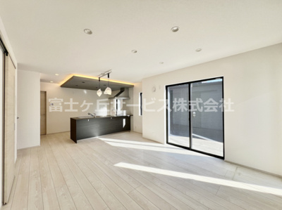 【居間・リビング】 | 沼津市岡宮 新築一戸建て 2号棟 | 16.8帖のリビングダイニングです