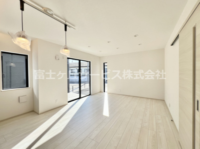 【居間・リビング】 | 沼津市岡宮 新築一戸建て 2号棟 | こちらの居間で趣味の時間をお楽しみください