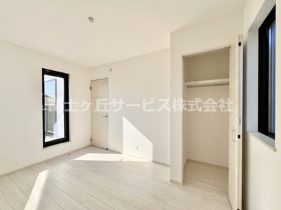 【洋室】 | 沼津市岡宮 新築一戸建て 2号棟 | 5.8帖の洋室です