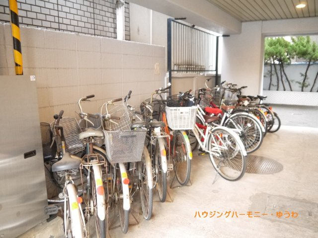 【駐輪場】 | マンションヴィップ上池袋 | 屋根付きの駐輪場となっていますので、雨の日でも大切な自転車が濡れずに済みます。