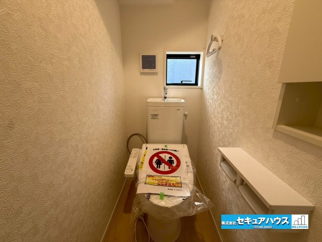 豊明市沓掛町川部 全3棟のトイレ|【高機能トイレ】
◆高機能トイレの多くは便器のフタの開閉が自動であり、使用後に手動で水を流す面倒もなく非常に便利です。スタイリッシュな見た目で、お掃除しやすく、節水効果が高いです。
