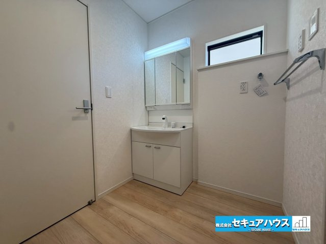 豊明市沓掛町川部 全3棟の独立洗面台|【洗面台】
◆鏡の裏にはたっぷりと収納スペースを標準装備！
◆電源を付属しているのでドライヤーなど利用できます。