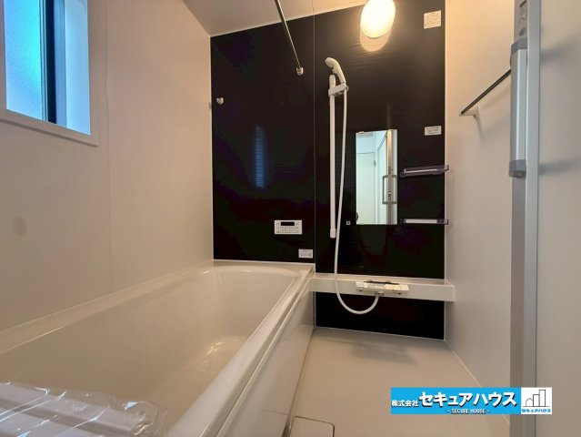 豊明市沓掛町川部 全3棟の浴室|【浴室】
◆アクセントパネルで落ち着きのある雰囲気を演出します。毎日の疲れを癒やすバスタイムをお楽しみ下さい！
◆窓付きで、カビの繁殖を抑える効果があります。