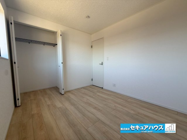 豊明市沓掛町川部 全3棟の洋室|【洋室】
◆広々とした居住空間は日々の暮らしを彩り、心のやすらぎと満足感を与えてくれます。通風と採光を考慮した設計は子供たちはのびのび育ち、家族でくつろぎと団らんを生み出します。