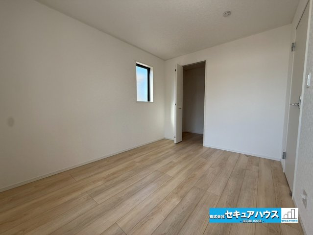 豊明市沓掛町川部 全3棟の洋室|【洋室】
◆家族一人ひとりの大切なプライベート空間。趣味に合わせて使って頂けるようシンプルに仕上げてあります。暮らし心地を大きく左右する収納を、適材適所に配置し使い勝手を考慮しました。