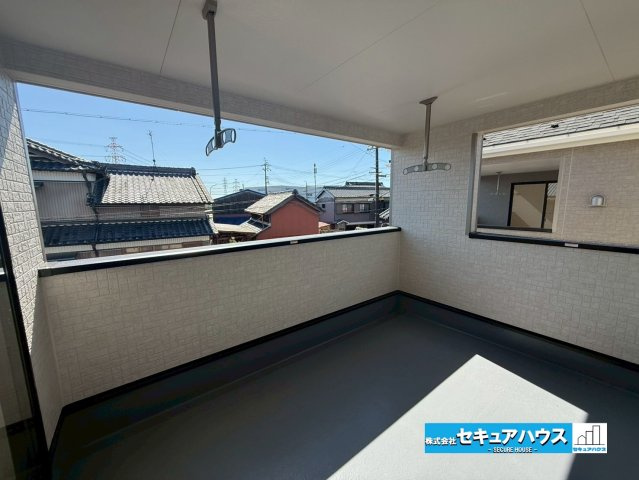 豊明市沓掛町川部 全3棟のバルコニー|【バルコニー】
◆見晴らしもよく、太陽の温かな温もりをめいっぱい受け止めてくれます。
太陽の光と爽やかな風を受けたお洗濯物はあっという間に乾き、取りこむ時には太陽の匂いを感じられそうですね。　