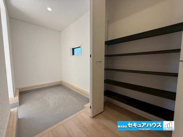 豊明市沓掛町川部 全3棟の玄関|【玄関】
◆お家に出会う人々を迎える玄関だからこそ、広々清潔感あふれる空間にしたいものです。採光・通風にも配慮された設計で毎日明るい空間をキープします♪